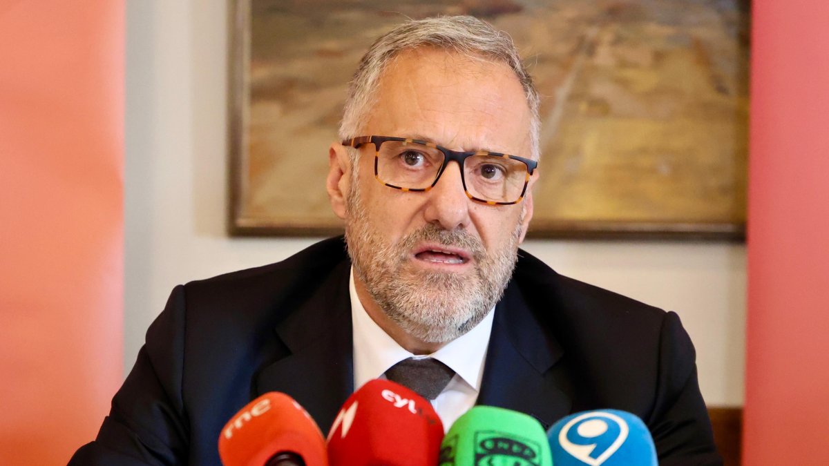 El presidente de las Cortes Carlos Pollán