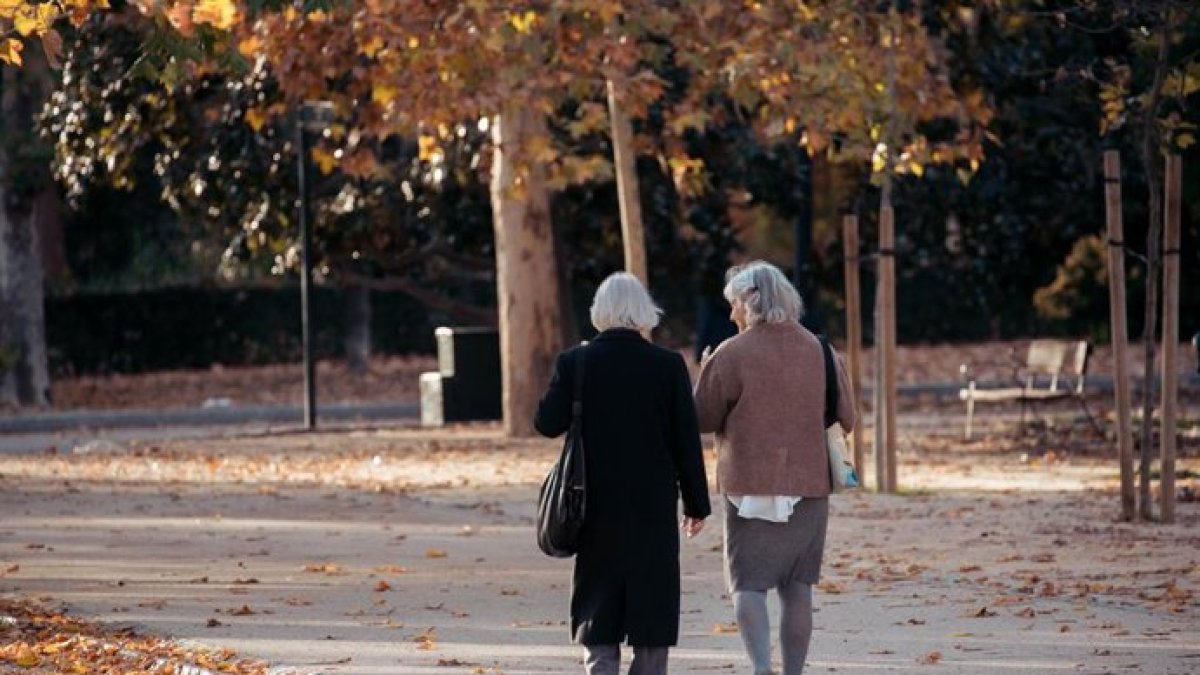 Dos personas paseando