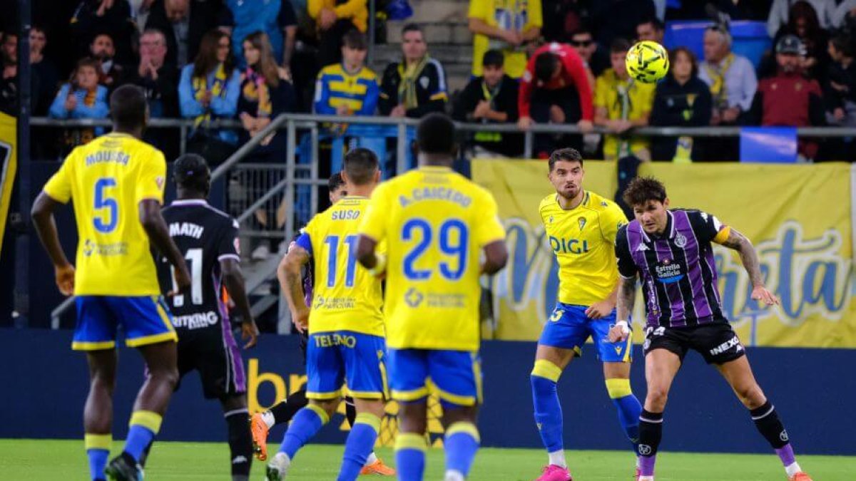 Stanko Juric cabecea un balón ante el Cádiz.