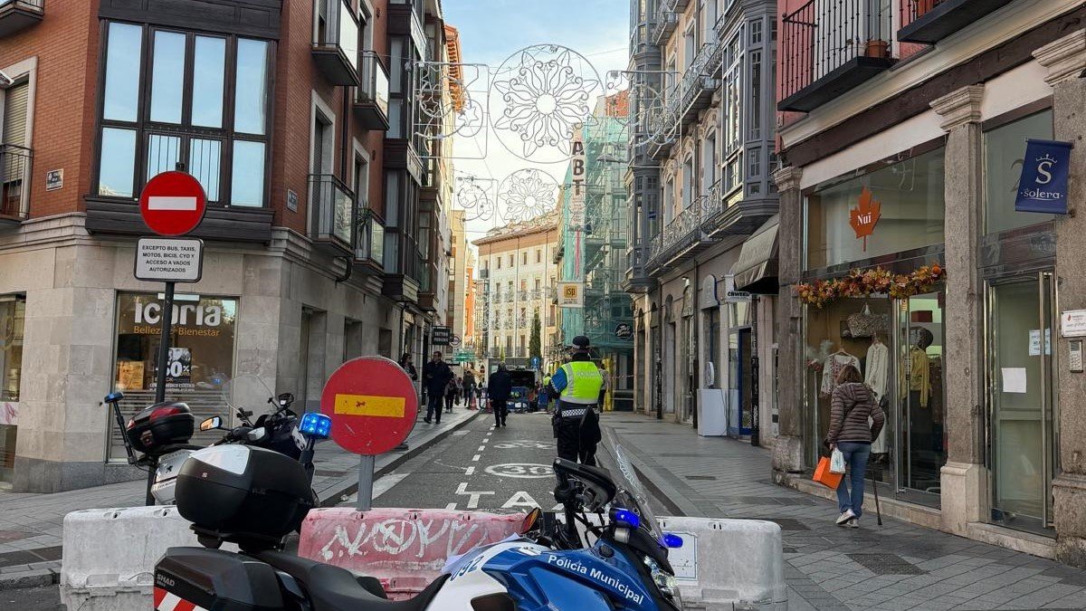 La calle Cánovas del Castillo de Valladolid cortada tras el hundimiento de una rejilla de sumidero.
