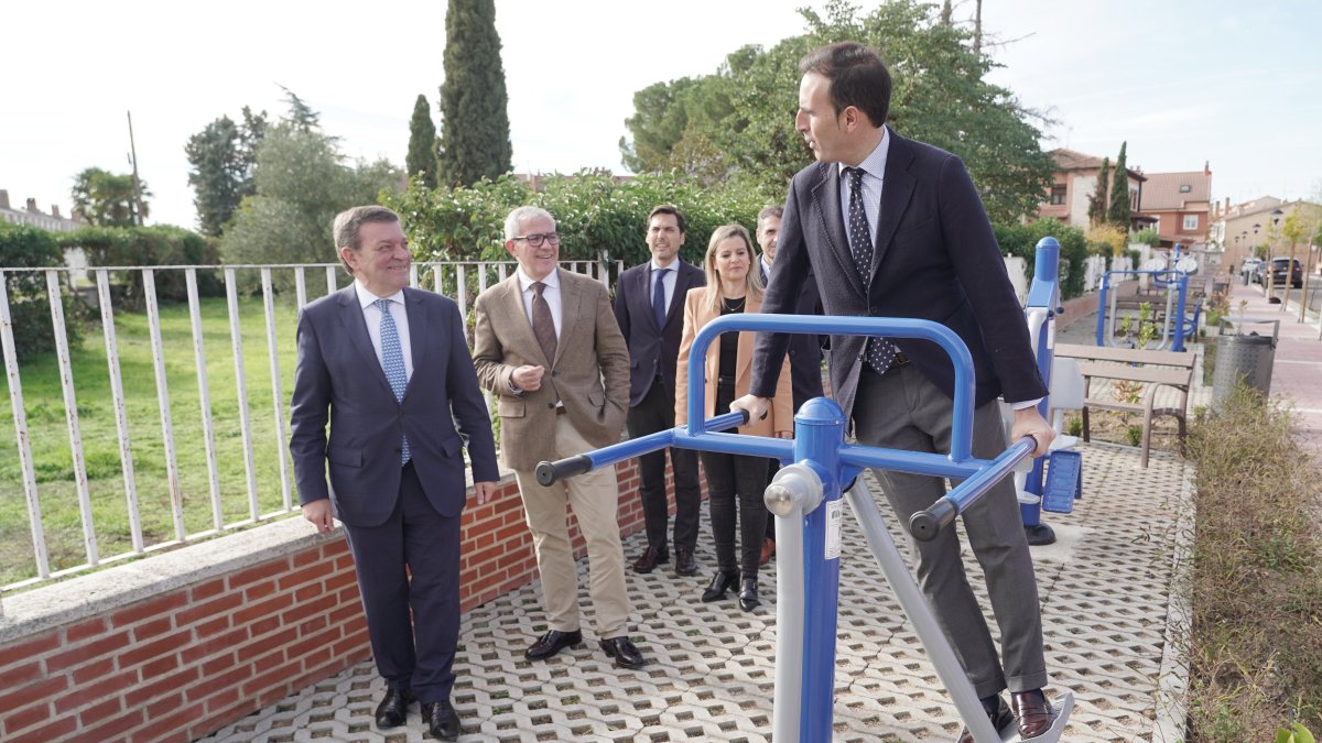 El consejero de la Presidencia, Luis Miguel González Gago, visita el nuevo parque para la realización de actividad física al aire libre realizado en Medina del Campo con