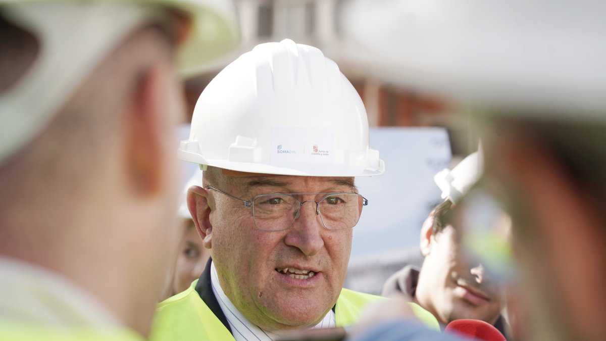 El alcalde de Valladolid visita las viviendas de la calle Mieses