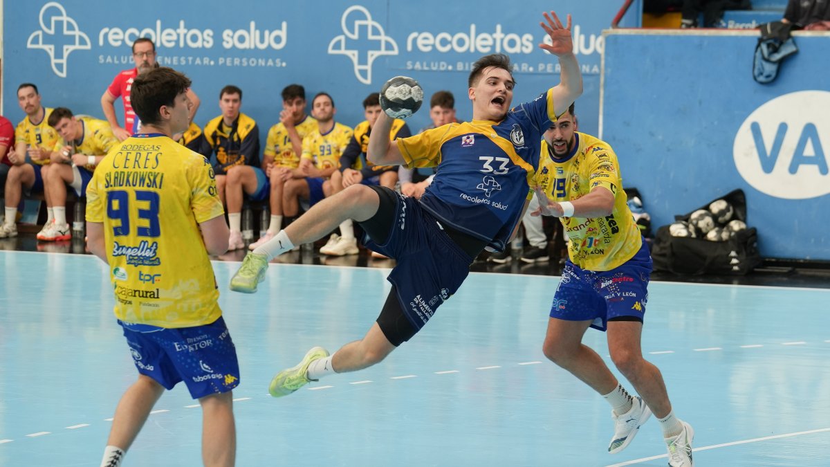 Pablo Herrero, en uno de sus goles ante el Tubos Aranda en la última jornada Asobal.