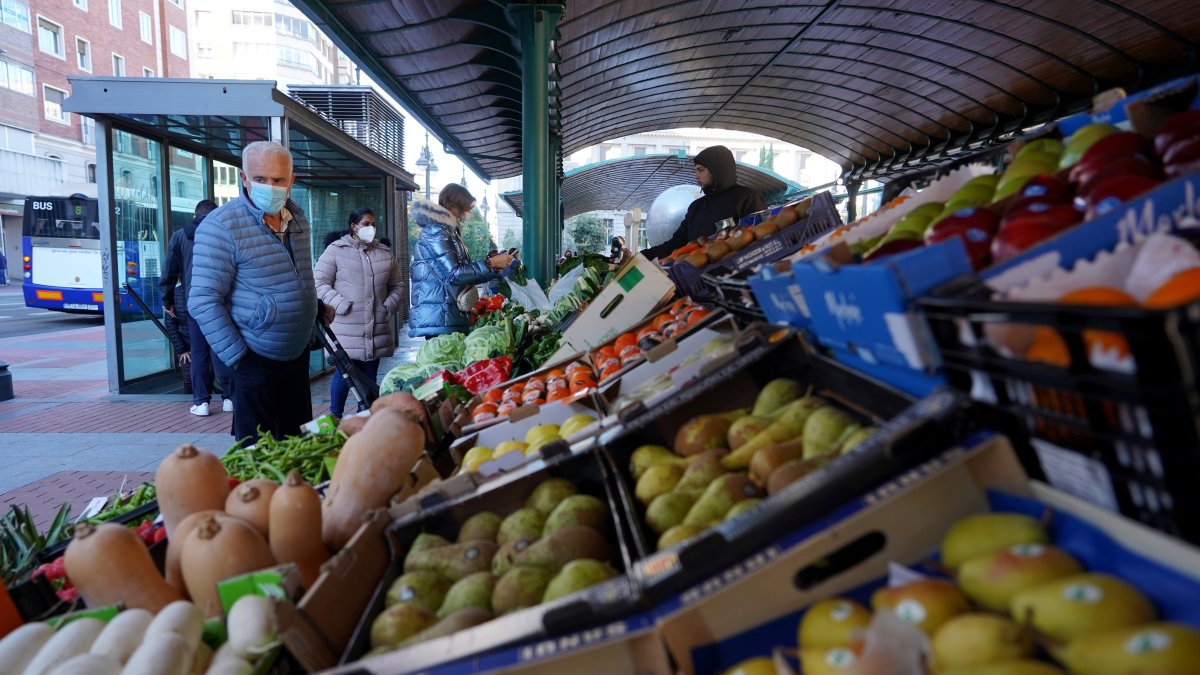 Mercado de fruta y hortalizas de la Plaza España en Valladolid.