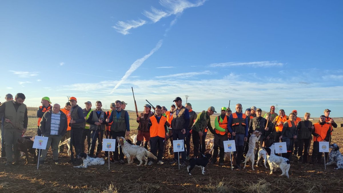 Momentos previos a la final regional de caza menor con perro 2025.