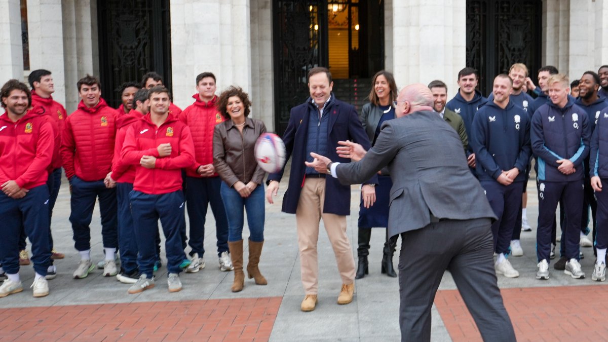 Jesús Julio Carnero muestra sus 'habilidades' con el oval en la recepción a las selecciones de España e Inglaterra.