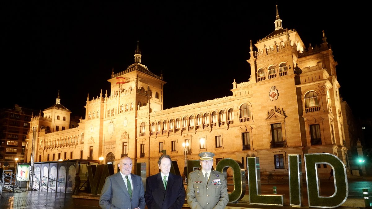 Jesús Julio Carnero, Jaime Alfonsín, y  el general Amador Enseñat y Berea, inauguran la nueva iluminación de la Academia de Caballería.
