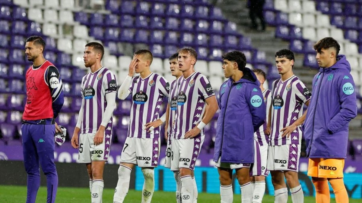 Los jugadores blanquivioleta acuden al Fondo Norte al final del partido, tras una nueva derrota en casa.