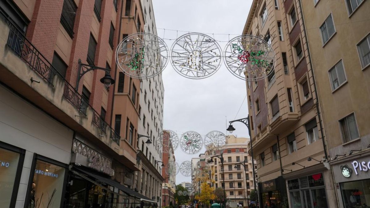 Preparativos de las luces de Navidad.