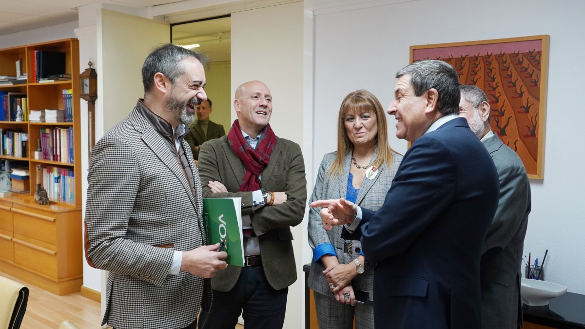 Reunión sobre los presupuestos entre el Grupo Parlamentario VOX y la Junta de Castilla y León.