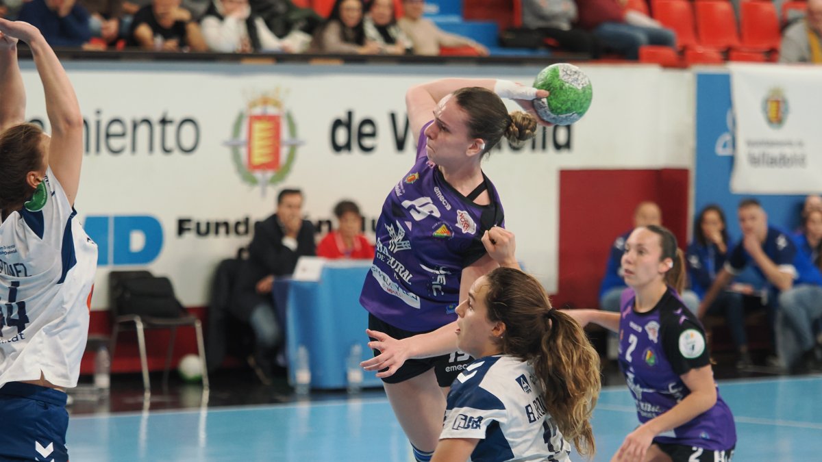 Naroa Baquedano lanza a portería ante Granollers en Huerta del Rey.