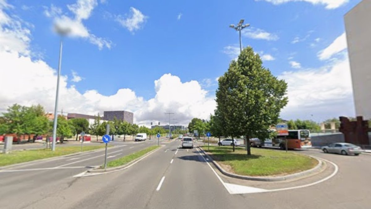 Tramo de la Avenida de Salamanca en la intersección con el Puente Colgante.