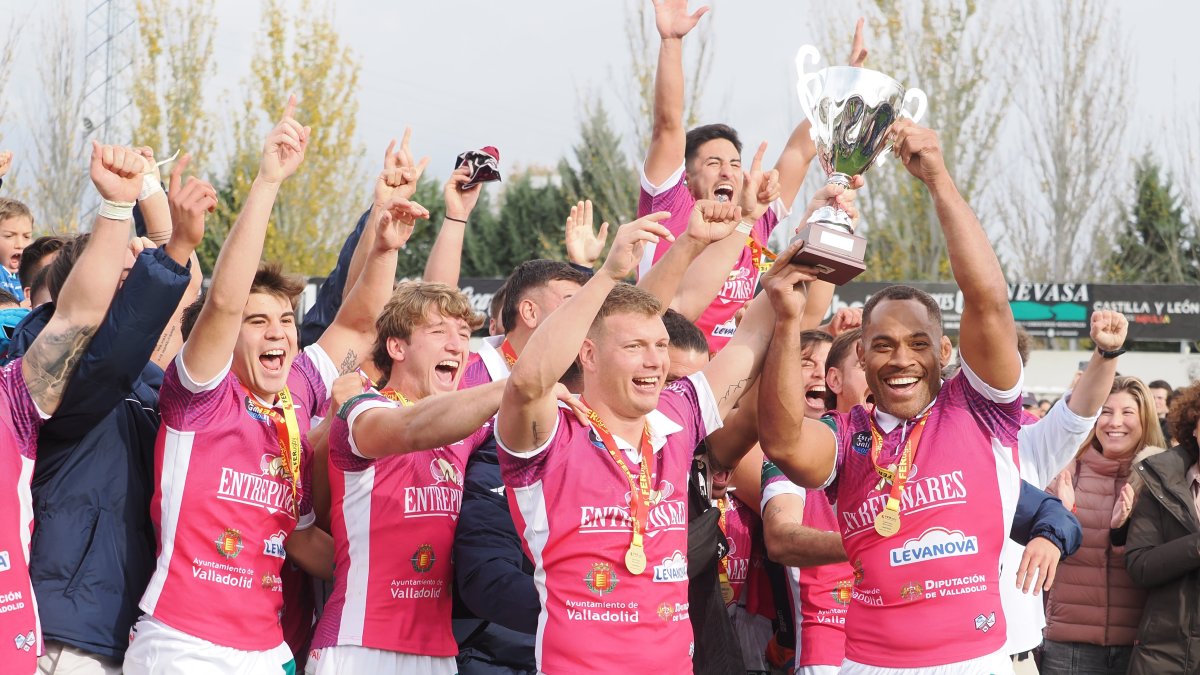 Los jugadores del VRAC Quesos Entrepinares celebran su título de la Supercopa.