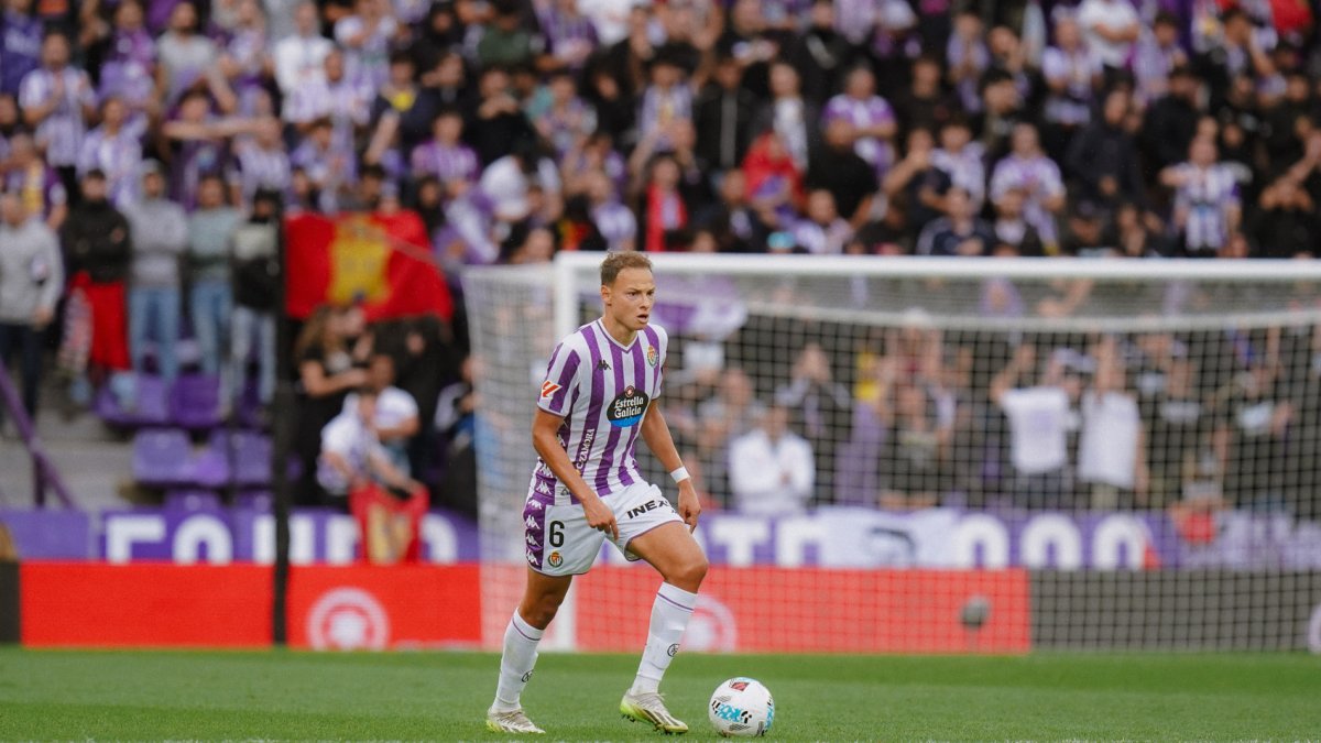Lachuer conduce el balón en un partido en Zorrilla.