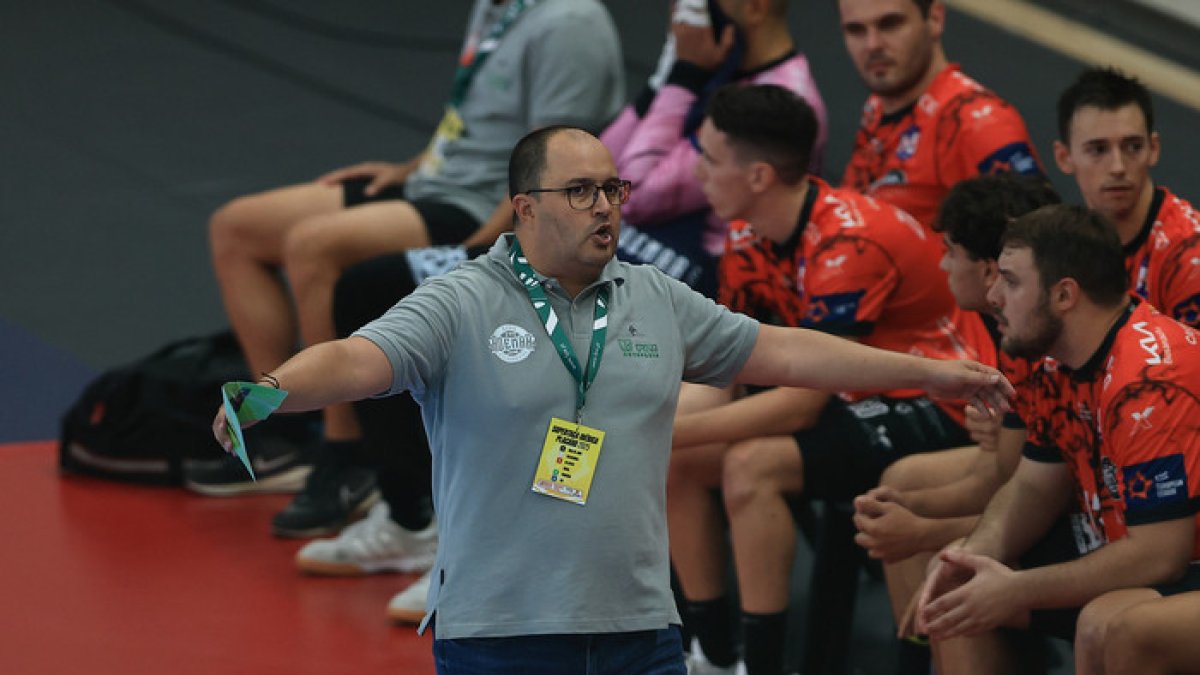 Dani Gordo, dirigiendo al Ademar de León.