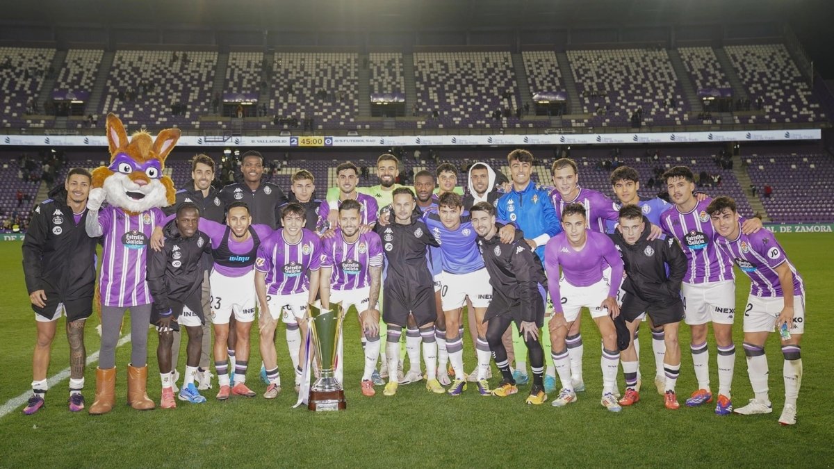 El Real Valladolid 24-25, tras ganar el trofeo al AVS portugués.