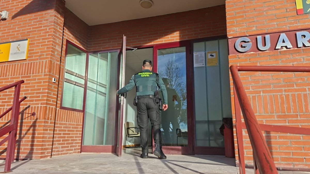 Agente en un cuartel de la Guardia Civil.