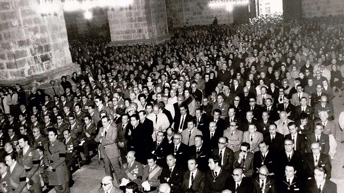 Asistentes al funeral por la muerte de Francisco Franco celebrado en la Catedral de Valladolid.