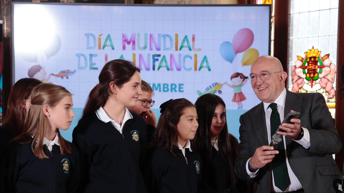 El alcalde de Valladolid, Jesús Julio Carnero, preside el acto institucional con motivo del Día Mundial de la Infancia