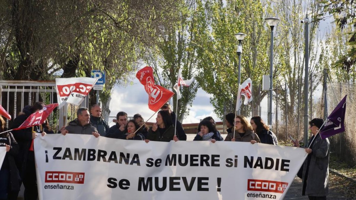 Concentración de la plantilla del Centro de Menores Zambrana a las puertas del Centro Zambrana