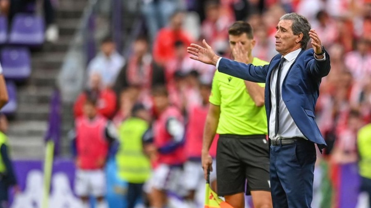 Almada se lamenta durante la derrota en Zorrilla ante el Sporting.