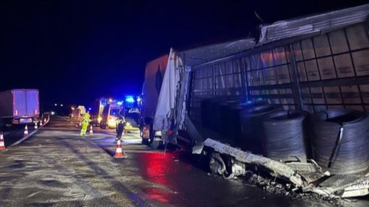 Accidente entre dos camiones en la A-6.
