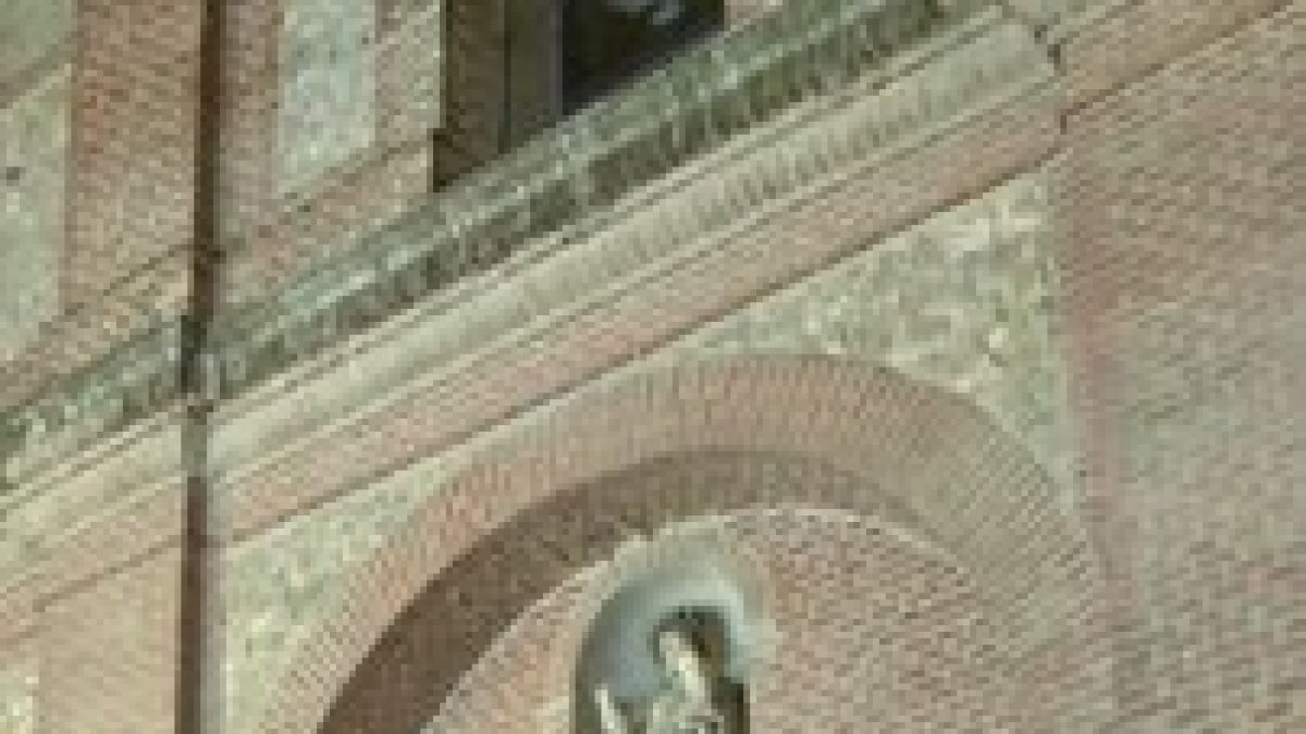 La Iglesia de San Felipe Neri concentra a un centenar de personas para cantar a sus puertas el himno del Cara al Sol en recuerdo a Francisco Franco. <br /><br />FUENTE: @patriam_tv