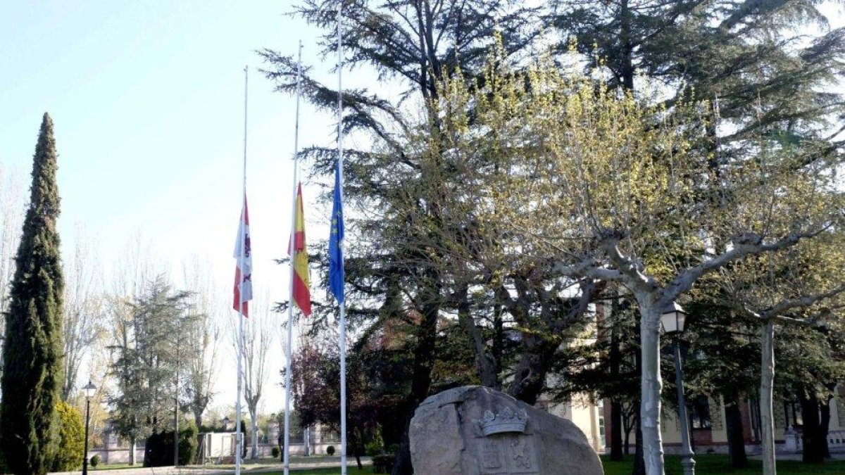 Banderas a media asta en la sede de la Junta de Castilla y León