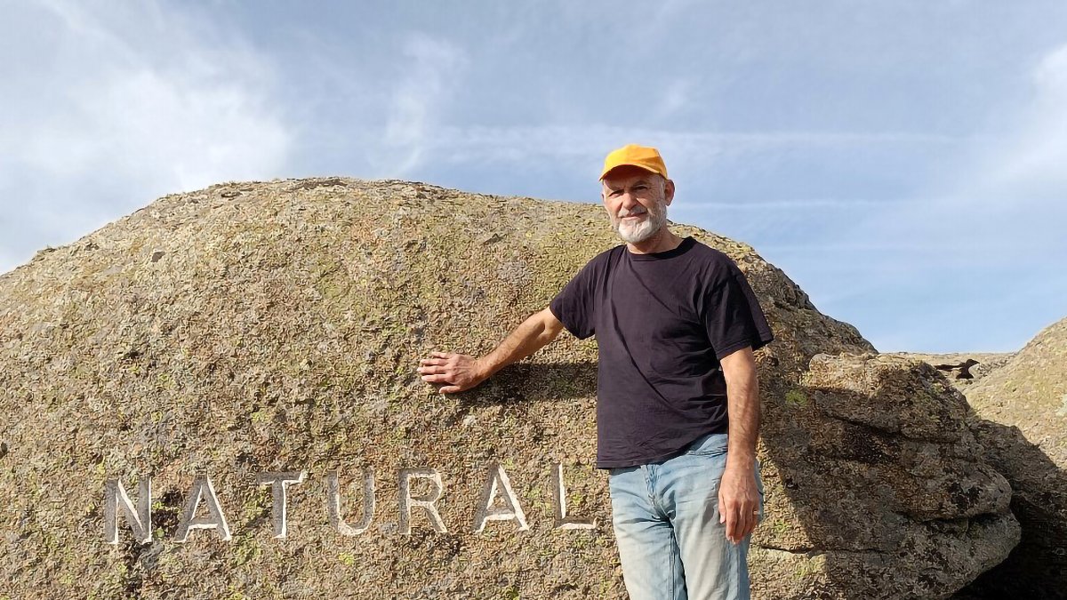 Carlos de Gredos con una de las obras de Cerro Gallinero.