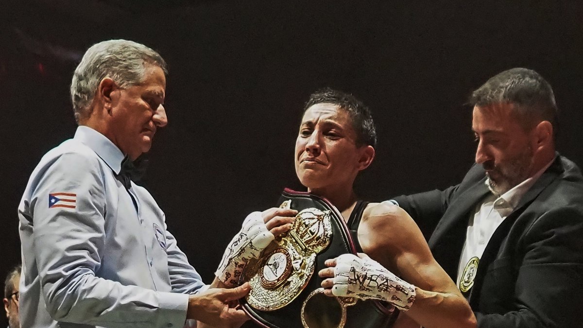 Isa Rivero, con lágrimas en los ojos, muestra el cinturón de campeona del Mundo del peso átomo.