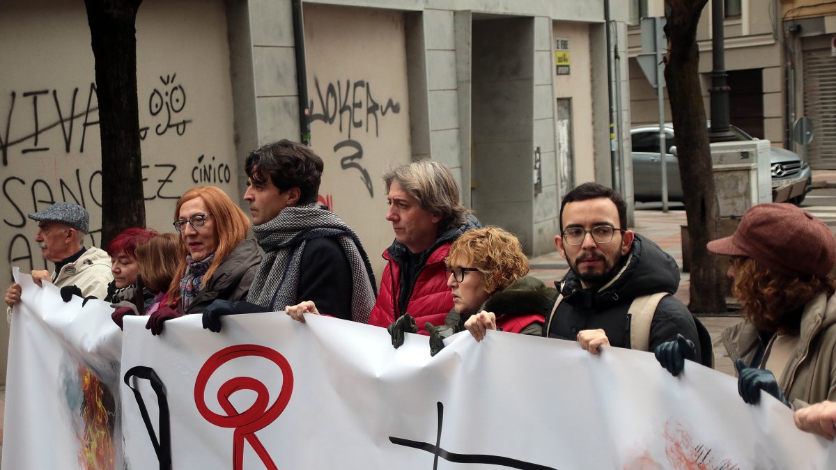 Carlos Martínez en la manifestación de León junto a miembros de Sumar, Marina Echebarría; Izquierda Unida, Juan Gascón; CCOO, Ana Fernández, y Unidas Podemos, Miguel Ángel Llamas