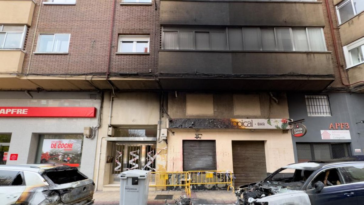 Una Moto y tres coches calcinados en el incendio de la calle Doctor Esquerdo.