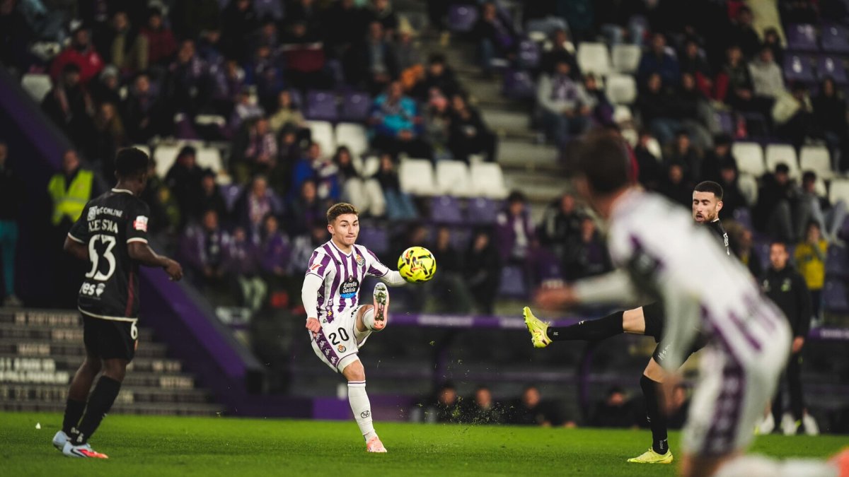 Chuki pone un balón ante el Estrela Amadora.