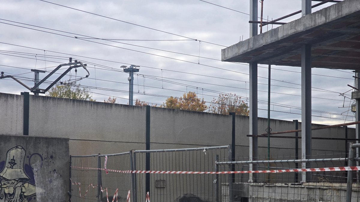 Estado actual del solar junto a las vías en la calle Aurora 36 en el que la constructora proyectó un bloque de viviendas.