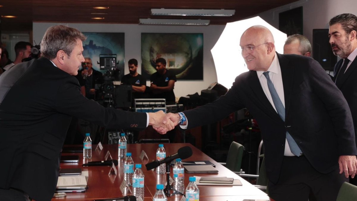 José Antonio Santano y Jesús Julio Carnero se saludan al inicio de la reunión de la Sociedad Valladolid Alta Velocidad