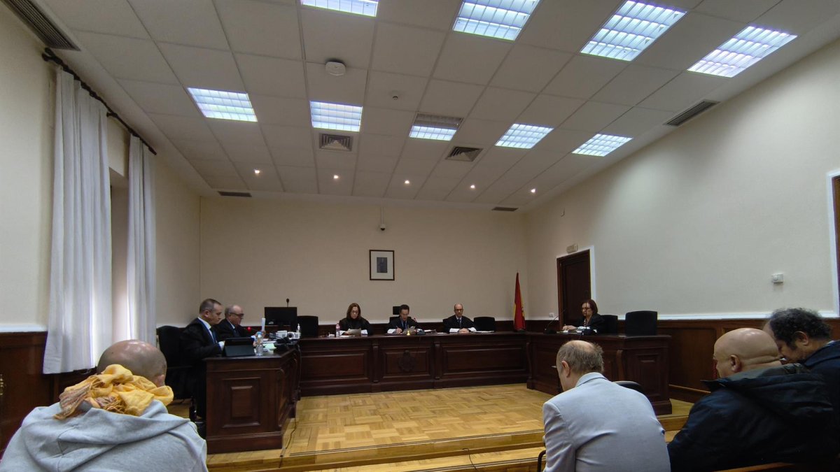 Juicio celebrado en la Audiencia de Valladolid contra tres acusados de importar cocaína de Colombia impregnada en carbón.