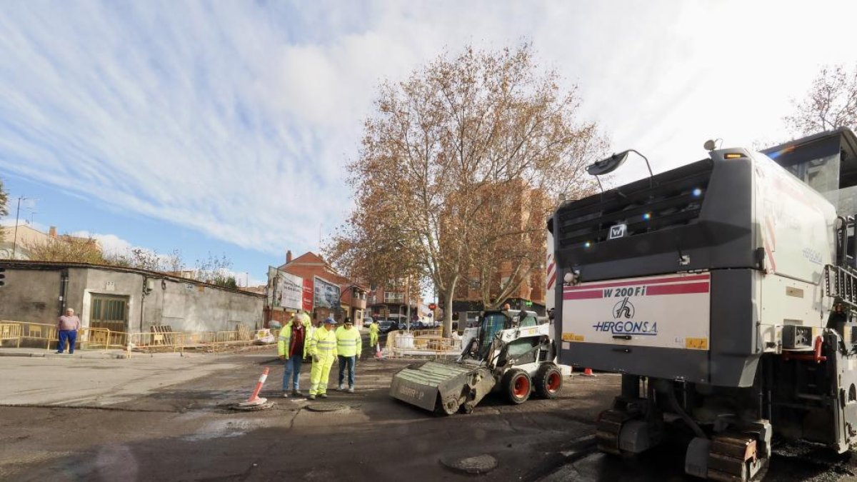 Obras de aglomerado del carril bici del paseo Juan Carlos I de Valladolid.