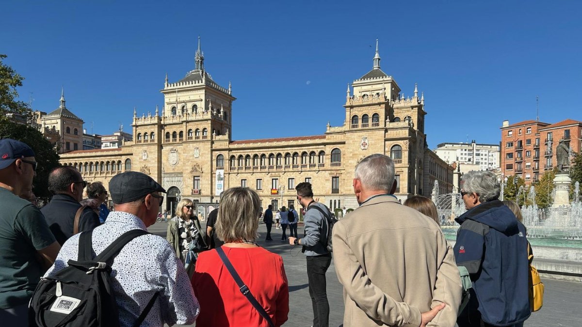 Turistas paseando por la Plaza Zorrilla en Valladolid