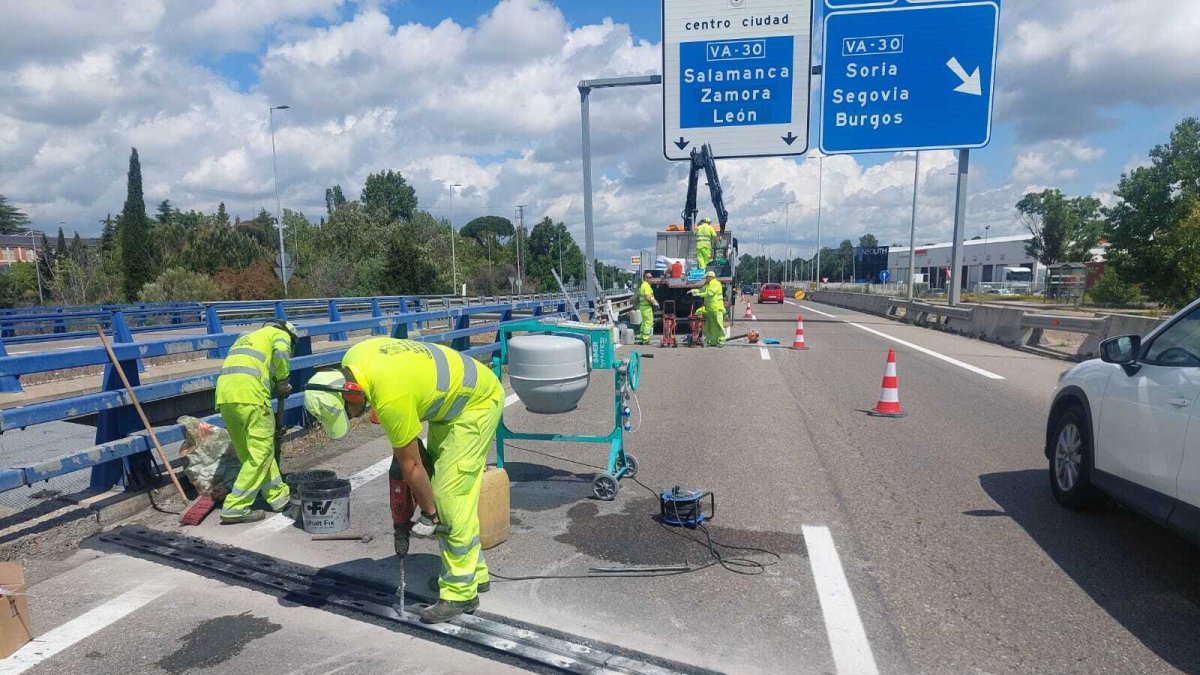 Operarios trabajan en la reparación de la junta de dilatación de puente en el km 184 de la N-601.