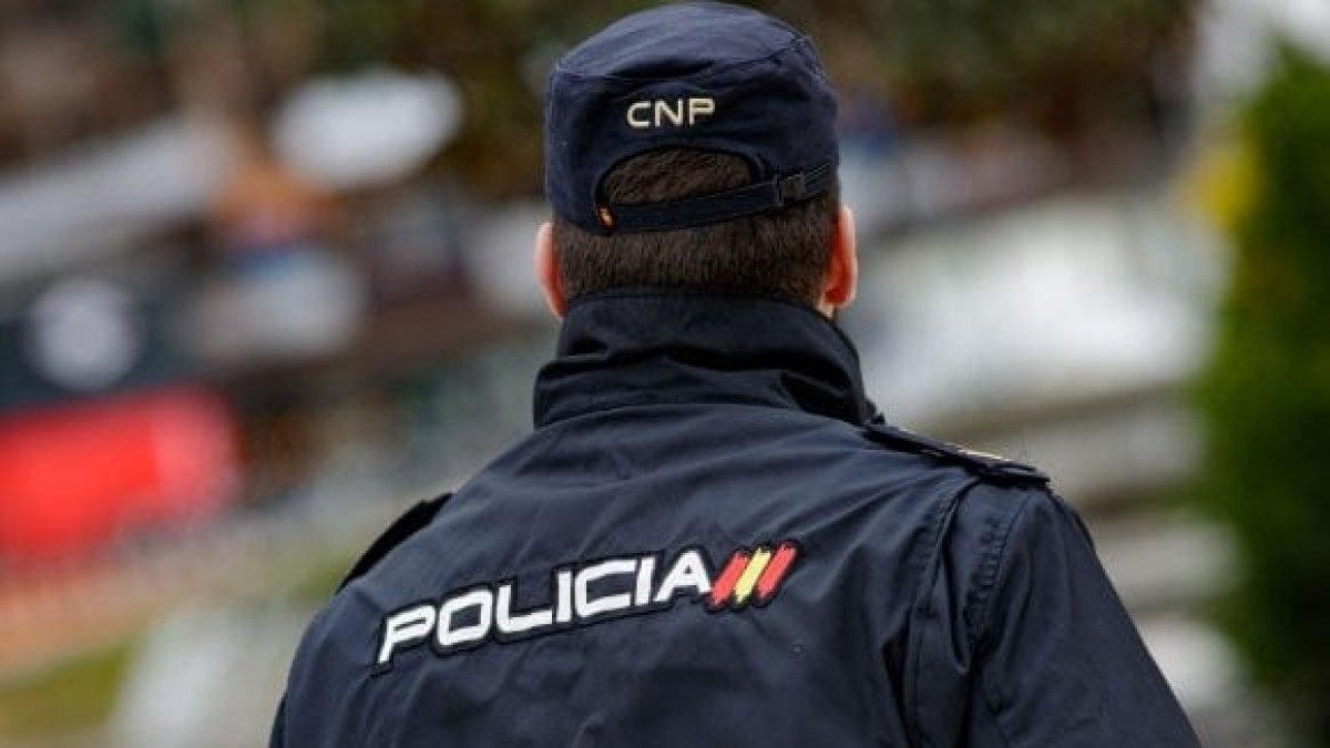Un agente de Policía Nacional