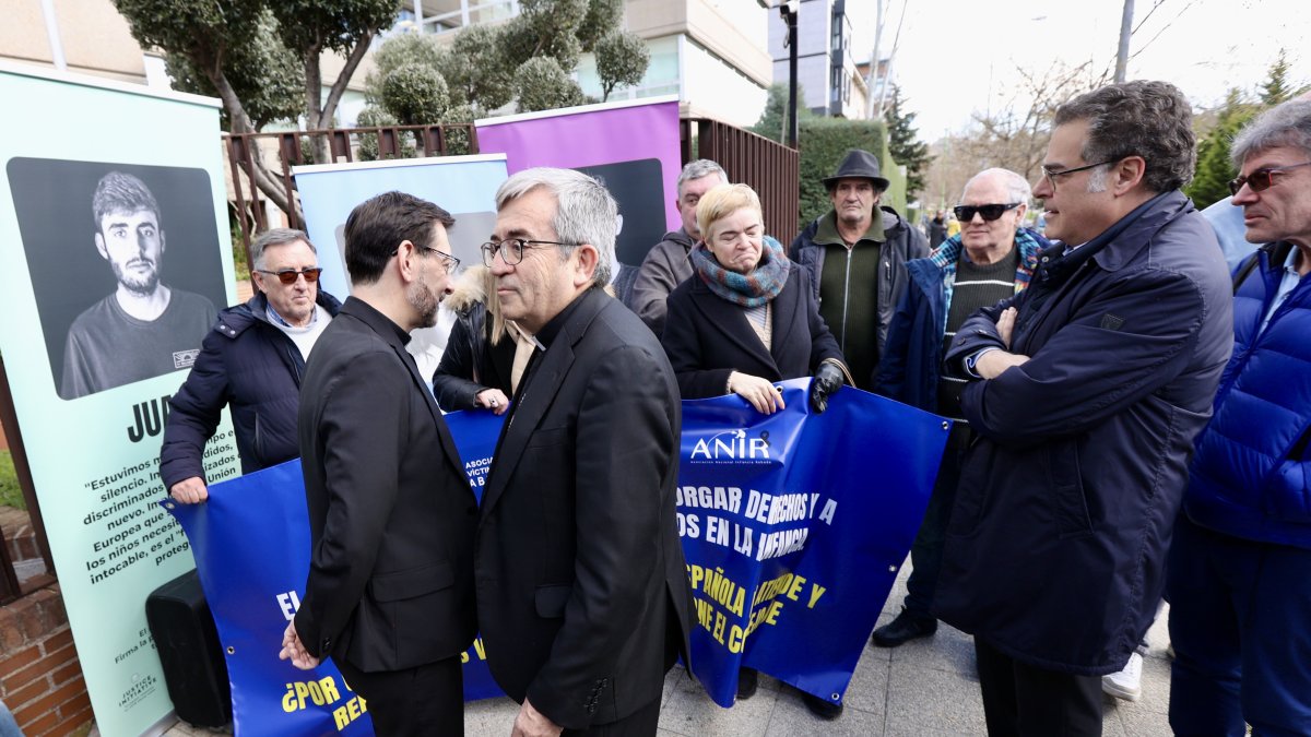 Luis Argüello el día que fue elegido presidente de la Confederación Episcopal Española y a su derecha Paula Alonso.