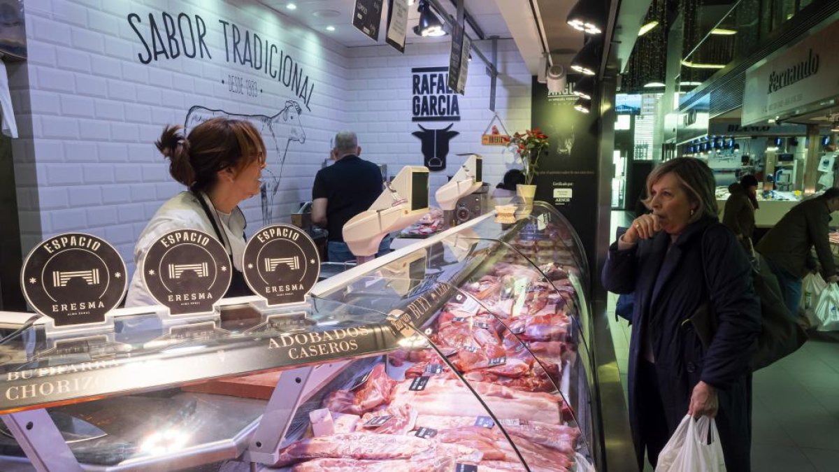 Precios de alimentos navideños en el Mercado del Val en Valladolid.