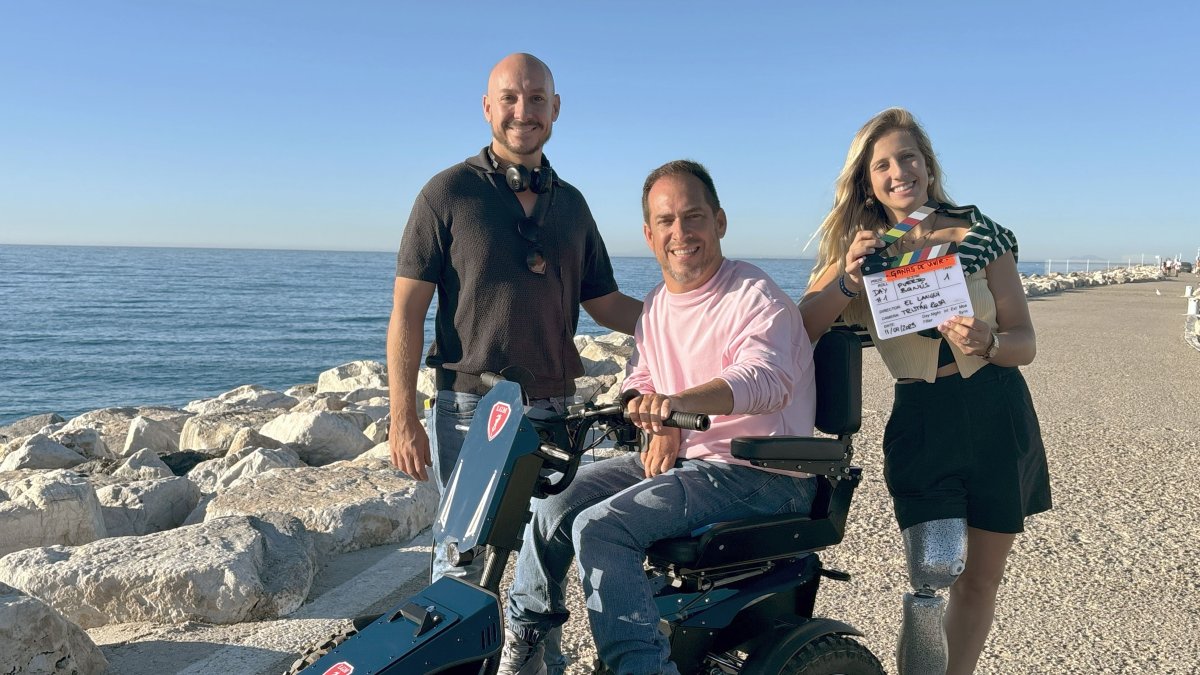 El productor vallisoletano Rodrigo Espinel junto a El Langui y Desirée Vila, en el rodaje de 'Ganas de vivir'. (Foto © Morena Films)