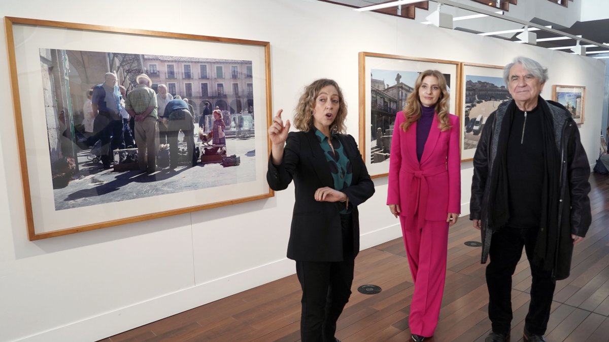 La viceconsejera de Acción Cultural, Mar Sancho, inaugura la exposición de fotografía 'En la plaza', de Ángel Marcos, junto al artista y Koré Escobar.
