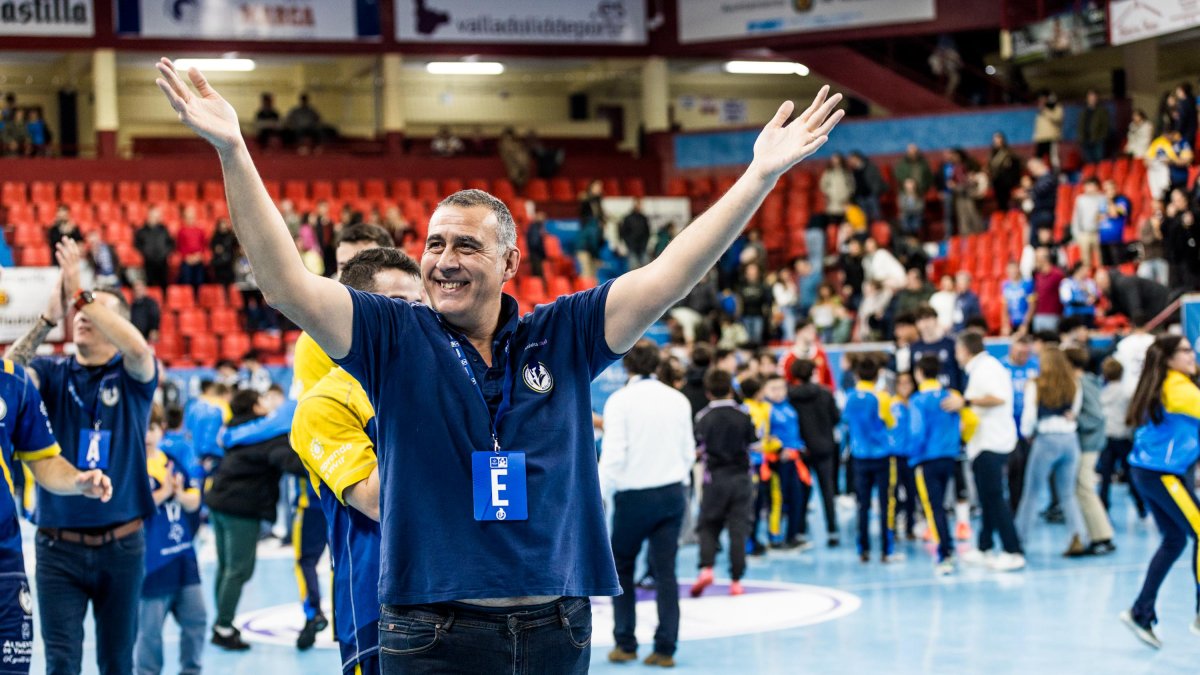 David Pisonero saluda a la grada sonriente tras el último triunfo ante Granollers.