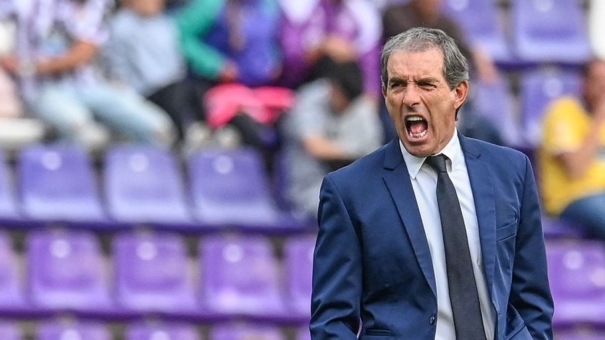 Guillermo Almada arenga a sus jugadores desde la banda en Zorrilla.