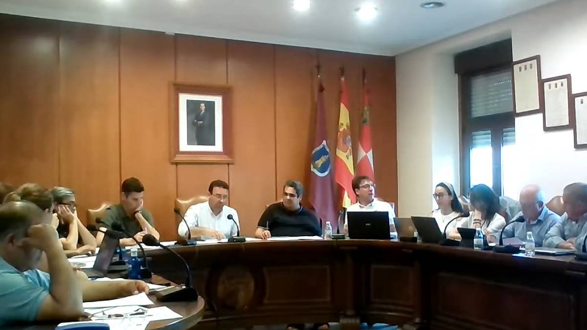 Pleno del Ayuntamiento de Peñafiel en un fotograma de archivo.