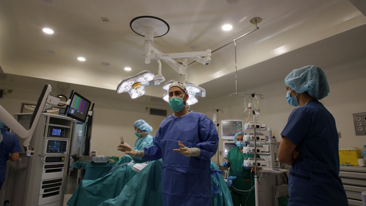 El jefe del Servicio de Urología del Hospital El Bierzo, Óscar Miranda, durante una operación con el robot Da Vinci