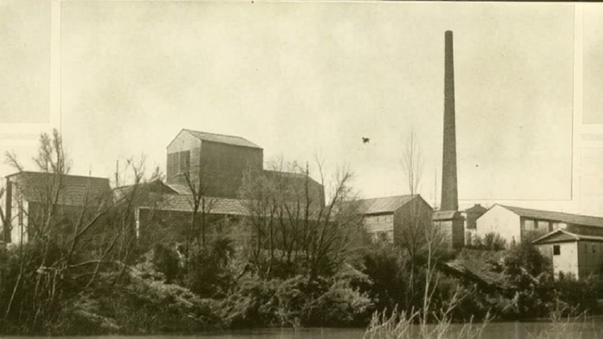 La antigua Fábrica de Alcoholes 'La Rubia' en el Callejón de la Alcoholera, en un número de Revista Gráfico