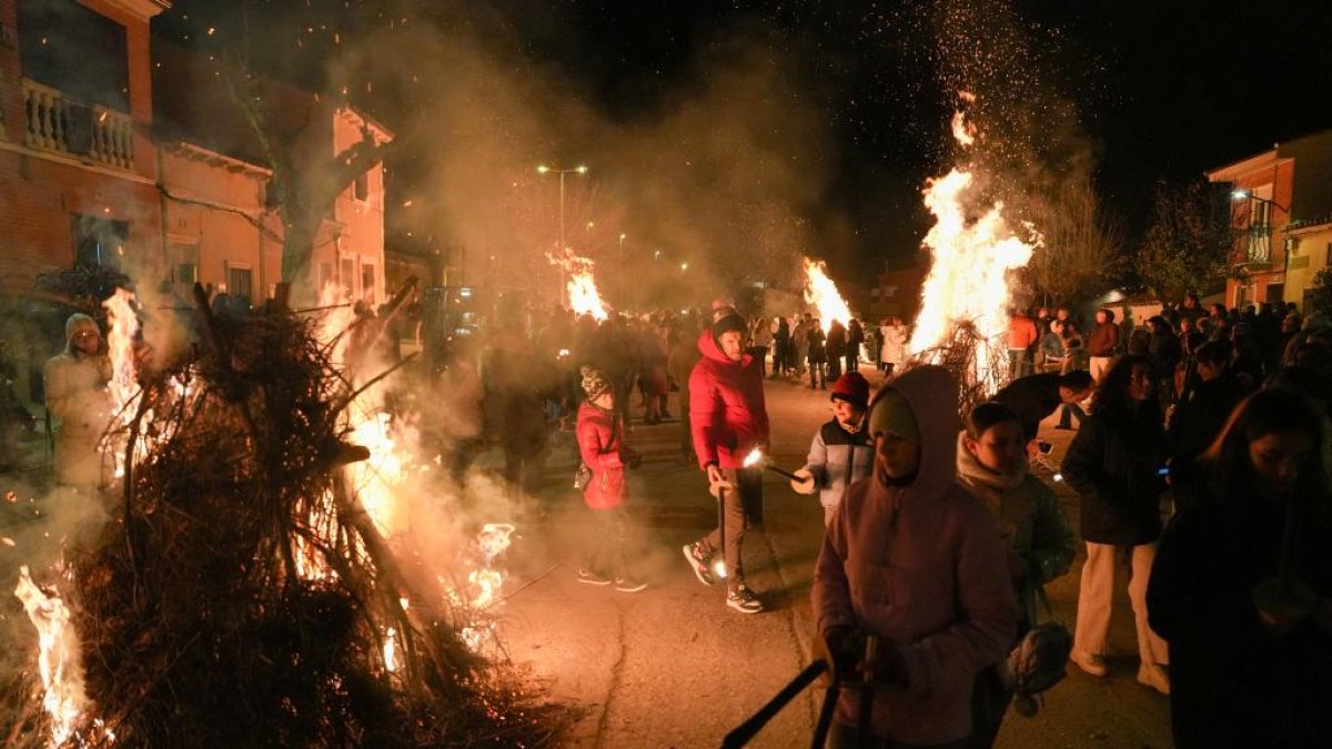 Procesión Virgen de los Pegotes Nava del Rey.